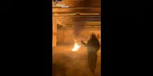 Il lancio delle bottiglie incendiarie nel garage abbandonato: il video inchioda 4 giovanissimi