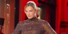 Aryna Sabalenka, la tigre bielorussa sfila a Milano fasciata in un abito in lurex