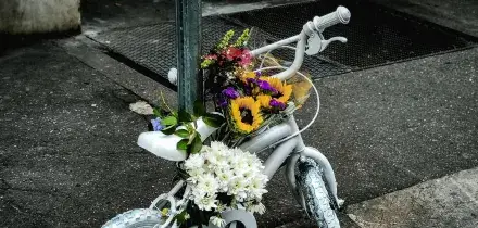 Investito in bici davanti al padre: morto bimbo di 7 anni. Una 'ciclabile umana' a Torino