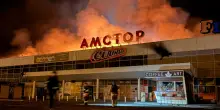 Il fuoco, le fiamme: missili russi su Kiev, 2 morti. Danneggiato ospedale
