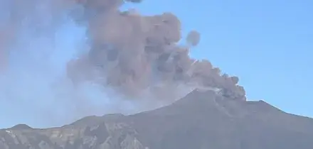 Allerta rossa per l'Etna, tremore vulcanico e nube eruttiva alta 4 chilometri: emissione di cenere