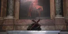 La Croce di un artista contemporaneo in dialogo con Caravaggio nella Cappella Contarelli