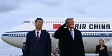 Onori militari a Xi, la smorfia di fastidio di Trump per il rumore di un jet che sfreccia (Video)