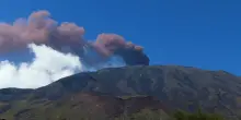 Allerta rossa per l'Etna, tremore vulcanico e nube eruttiva alta 4 chilometri: emissione di cenere