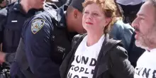 Proteste Pro-Pal, il momento in cui Susan Sarandon viene fermata dalla polizia
