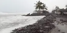 L'uragano Polo sfernza la costa del Messico: la forza del mare ha travolto tutto
