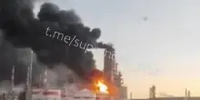 Fiamme nella gigantesca raffineria russa: droni ucraini sulla Lukoil-Permnefteorgsintez