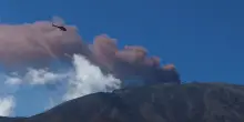 Etna, allerta rossa per i voli. Elicottero sorvola sul pennacchio di fumo del vulcano