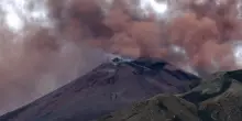Etna, il fumo diventa improvvisamente rosso: emissioni dal cratere nord-est, e la cenere si colora