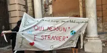 Striscione anti-razzista tolto da polizia in una scuola di Genova, genitori lanciano mobilitazione