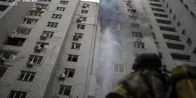 Attacchi russi su Kiev e Odessa, ci sono morti. Zelensky: "Putin cerca pretesti per guerra"