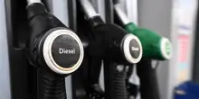 Eni fissa un tetto al prezzo dei carburanti: 2,19 euro sul gasolio, 1,99 per la benzina