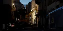 Crolla un edifico ad Atene, soccorritori al lavoro tutta la notte per trovare i sei dispersi