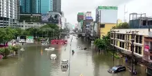Bangkok sommersa dalla pioggia, traffico in tilt e cittadini evacuati