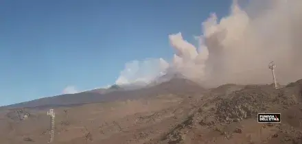 Cenere lavica dell'Etna, sospese le attivit&agrave; di volo a Catania