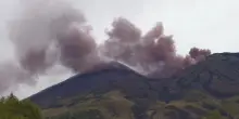 Nuove emissioni dal cratere nord-est: la nube di cenere si leva sul cielo dell'Etna (VIDEO)