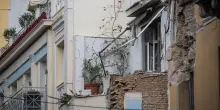 Atene, crolla un edificio ai piedi dell'Acropoli, 2 morti e ancora 4 dispersi