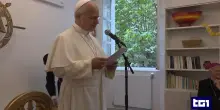 Il Papa in Francia: "La storia non &egrave; scritta da chi si impone ma da chi fa spazio"