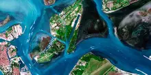 I colori brillanti della laguna di Venezia catturati dal satellite Iride