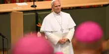 Papa: "Dal sesso alle fragilit&agrave;, dobbiamo rispondere alle domande delle famiglie"