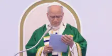 Il Papa a Lourdes si rivolge ai malati: "Siete il cuore della Chiesa"
