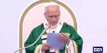 Il Papa a Lourdes chiede perdono per gli abusi e ricorda che "stampelle e lacrime non sono ostacoli"