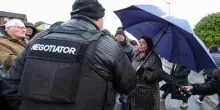 Irlanda del nord, la marcia della discordia: gli orangisti unionisti sfilano tra i repubblicani