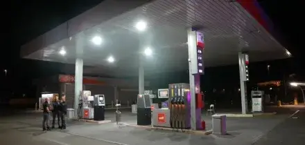 Follia a un distributore di Reggio Emilia: tre feriti gravi, arrestato un 26enne