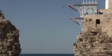 I tuffi dal balcone a picco sul mare: a Polignano l'ultima tappa del Cliff Diving World Series