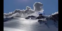Cile, lo sciatore riprende l&rsquo;eruzione vicino alle piste: la nube di cenere sale per 900 metri