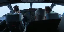 Il fuori programma di papa Leone: sul volo per Metz siede in cabina di pilotaggio
