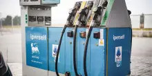 Carburanti, il prezzo del diesel sale. Meloni: "Pronto nuovo taglio accise"