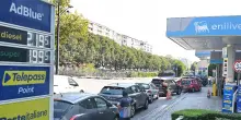 Carburanti, tetto ai prezzi: code ai distributori e scorte esaurite