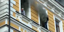 Il video dei salvataggi dalle finestre dell'Accademia delle Scienze di Kiev avvolta dalle fiamme