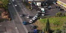 Auto in fila ai distributori di benzina, drone mostra le immagini dall'alto a Catania