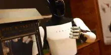 Robot che imparano dai lavoratori: la controversa svolta di Tesla