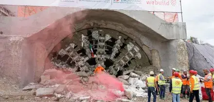 Mazzette nascoste nei panettoni e caporalato nei lavori Tav Napoli-Bari, arresti e sequestri