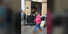 Adam Sandler arriva a Torino e saluta i fan: "Hey guys"