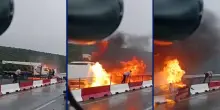 Lo spettacolare video di un incidente stradale, un uomo si salva saltando il jersey