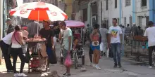 Cuba nella morsa della crisi: stipendi da fame, file per i contanti e medicine introvabili