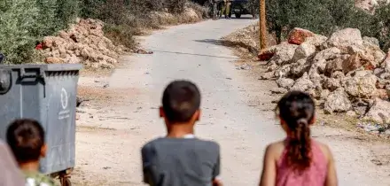 Cisgiordania, i coloni incendiano un villaggio palestinese. Netanyahu: "Pochi facinorosi"