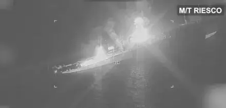 Il missile centra la petroliera: le fiamme altissime nel Golfo di Oman