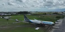 Quel che resta del cargo Amazon precipitato a Miami: il video dal drone