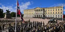 Oslo, i funerali di re Harald V: omaggio ai 35 anni di Regno del "nonno" dei norvegesi