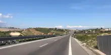 Incidenti, scontro tra moto e mezzo pesante: un morto in Sicilia