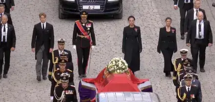 La Norvegia si ferma per Harald V: il corteo funebre attraversa Oslo