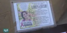 Palloncini rossi e bianchi per l'ultimo saluto a Lorena, l'omelia: "Un no va rispettato"