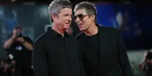 Oasis, la caccia agli indizi del tour arriva a Roma: una Vespa tra i vicoli di Trastevere