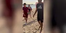 "Posso giocare con voi?": Dubai, alla partitella sulla spiaggia si unisce Lamine Yamal