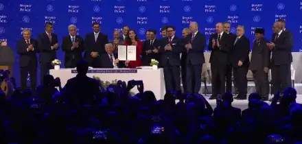 A Davos Trump firma il documento istitutivo del  "Board of Peace"